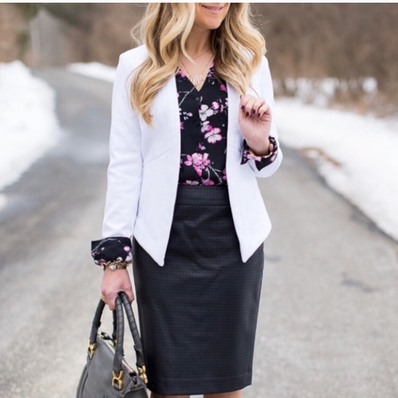 Banana Republic Jackets & Blazers - Banana Republic white no collar blazer